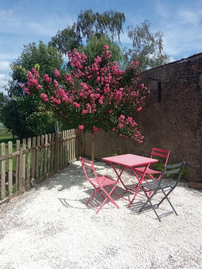 La Maisonnette Des Louves - Gite Rural Avec Jardin Barbechat 외부 사진